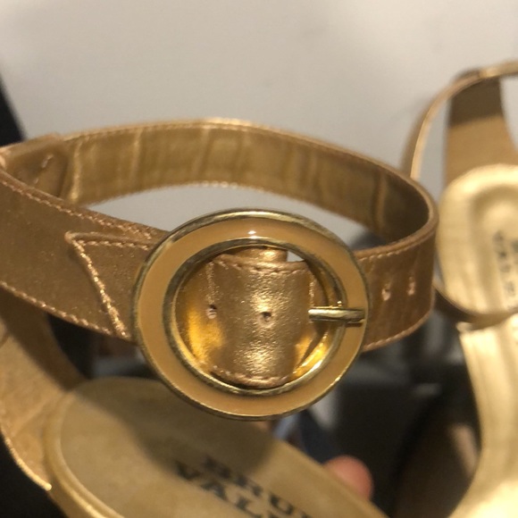 Bruno Valenti Metallic Gold Leather Sandals - Picture 4 of 7